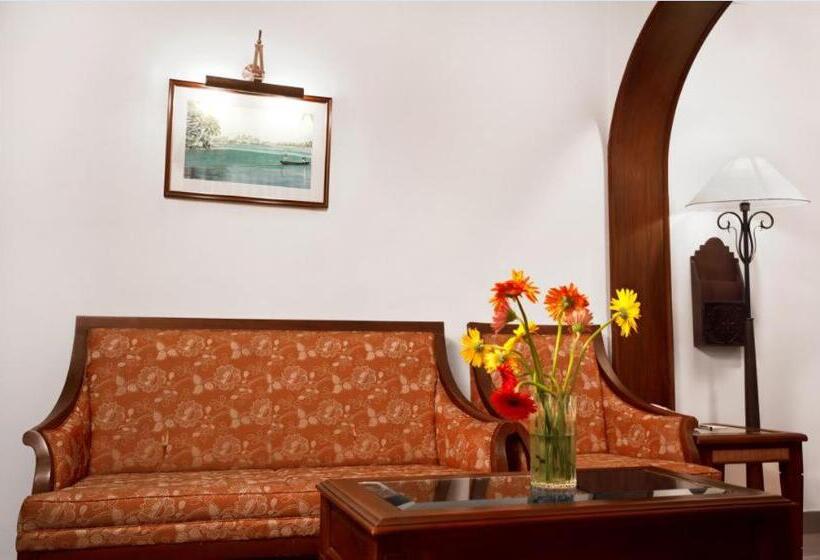 کابین, Sterling Lake Palace Alleppey
