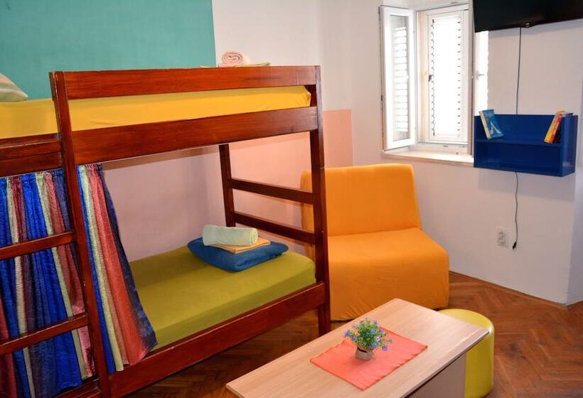 تختخواب در اتاق مشترک, Montenegro Backpackers Home Budva