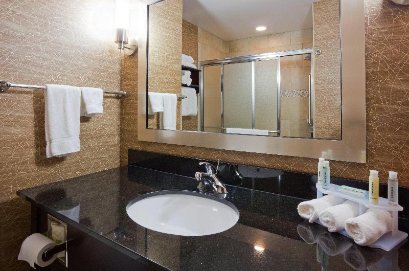 Люкс Повышенной Комфортности, Holiday Inn Express And Suites Rochester West Medical Center, An Ihg