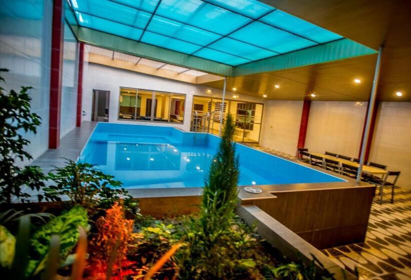 بانگلوی سوپریور, Regina Resort & Convenciones