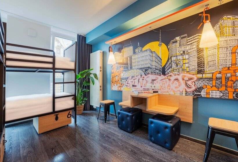 Bett in Mehrbettzimmer mit geteiltem Bad, Generator Berlin Alexanderplatz