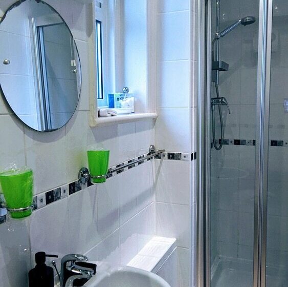 Номер Стандарт, Ebor Lodge