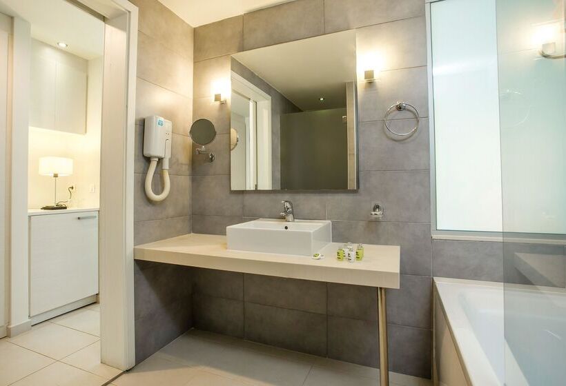 سوییت جونیور با چشم‌انداز استخر, Lindos White Hotel & Suites