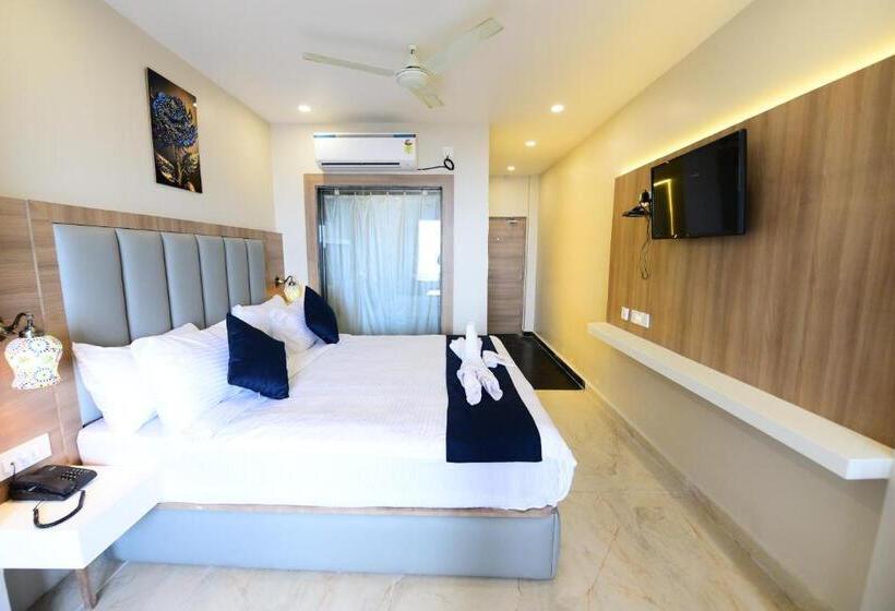 Quarto Deluxe, Shree Gajanana   Lift  Wifi With Restaurant Facilities Near Sea Beach Best Choice Of Travellers By M