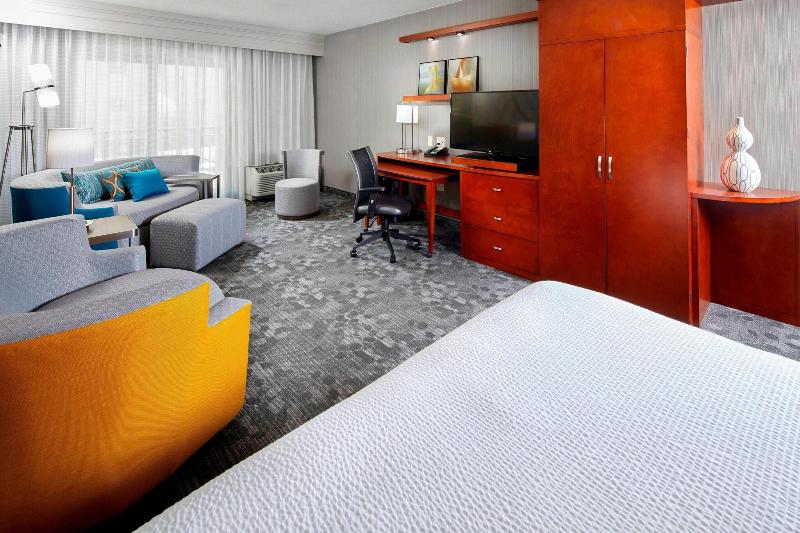 带大床的行政房间, Courtyard By Marriott San Antonio Six Flags At The Rim