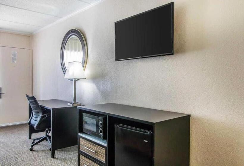 Стандартный Номер Кровать Кинг, Quality Inn Hinesville   Fort Stewart Area, Kitchenette Rooms   Pool   Guest Laundry