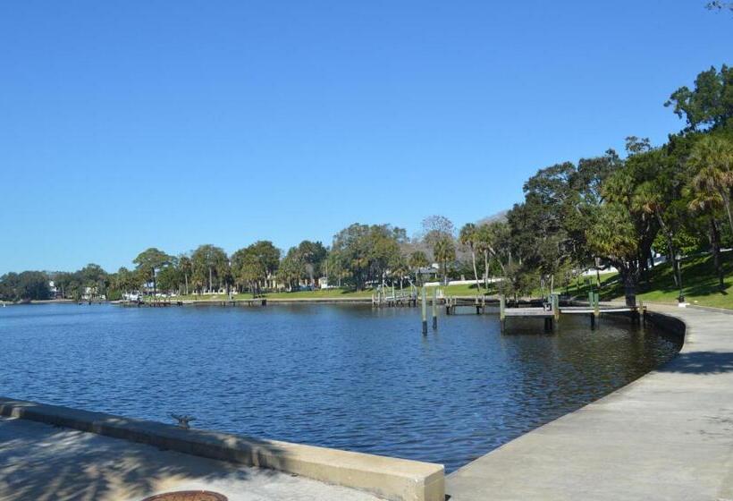 Standard studio with lake view, Tarpon Inn