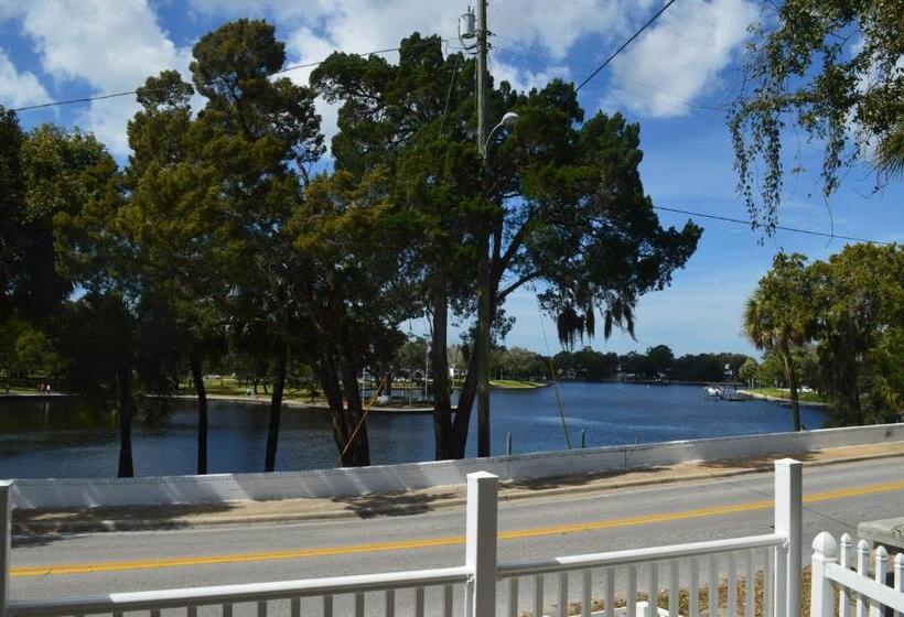 1 Bedroom Apartment Lake View, Tarpon Inn
