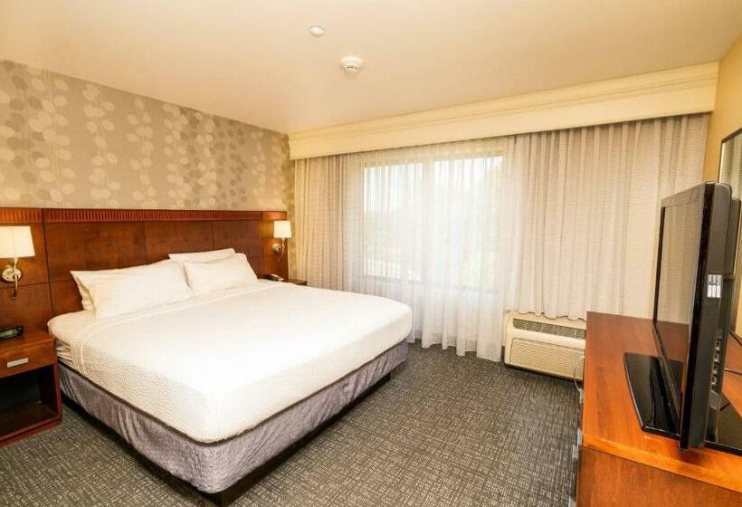 스탠다드 룸 킹사이즈 침대, Courtyard By Marriott Kingston