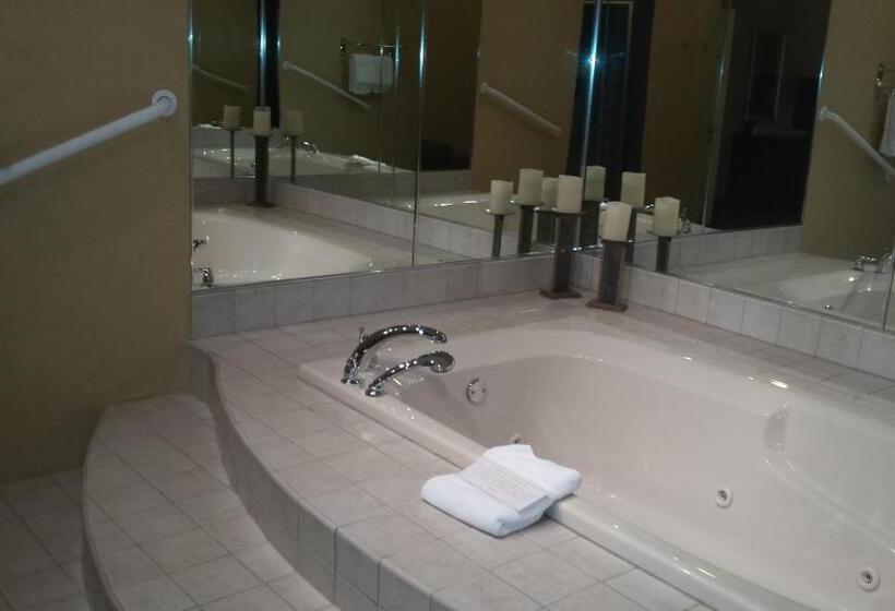 キングサイズベッドのスイートルーム, Town & Country Inn And Suites