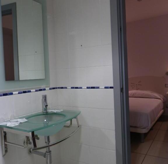 Номер Стандарт Трехместный, Hostal Sierra