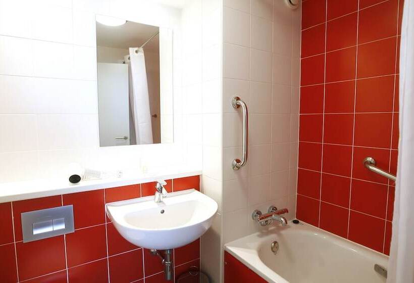 Номер Стандарт Трехместный, Travelodge Barcelona Poblenou