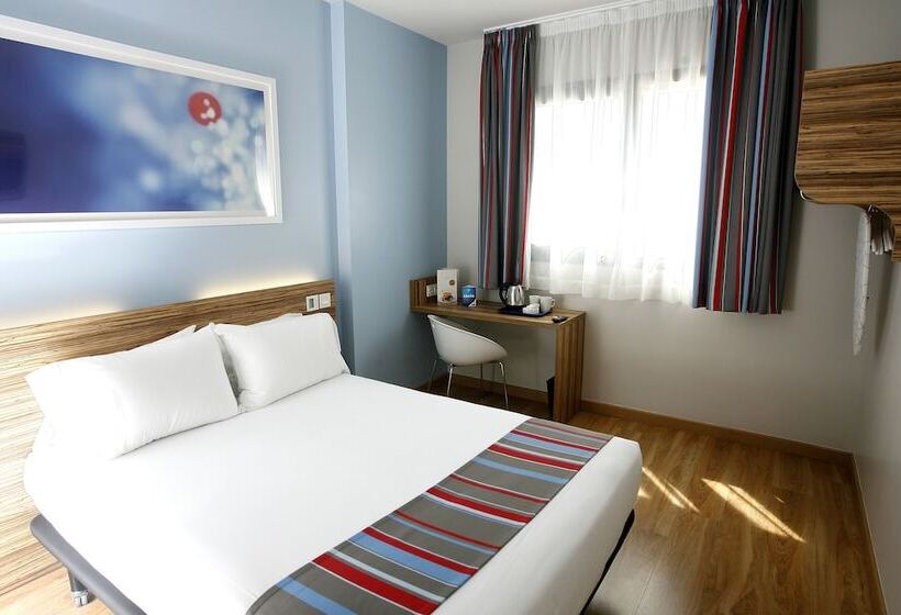 Номер Стандарт Трехместный, Travelodge Barcelona Poblenou