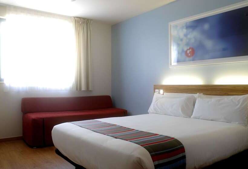 Номер Стандарт Трехместный, Travelodge Barcelona Poblenou