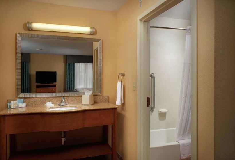 استودیوی استاندارد, Hampton Inn & Suites Canton