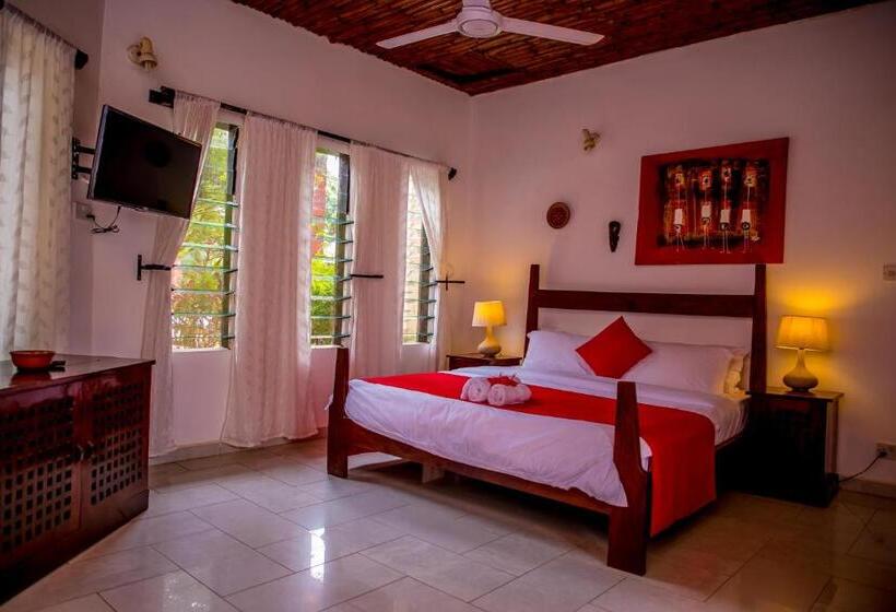 اتاق استاندارد با چشم‌انداز استخر, Hibiscus House Gambia