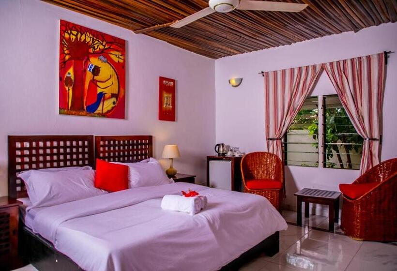 اتاق استاندارد با چشم‌انداز استخر, Hibiscus House Gambia