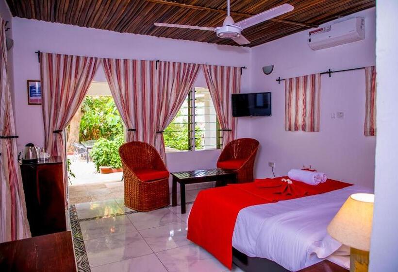 اتاق استاندارد با چشم‌انداز استخر, Hibiscus House Gambia