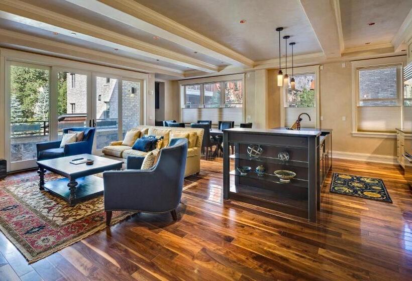 דירת שלושה חדרים, The Auberge Residences At Element 52