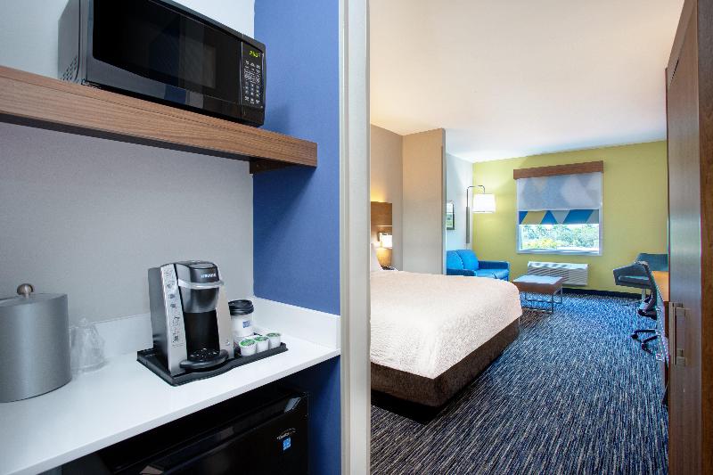 מיטת קינג בסוויטה, Holiday Inn Express & Suites   Miramar, An Ihg