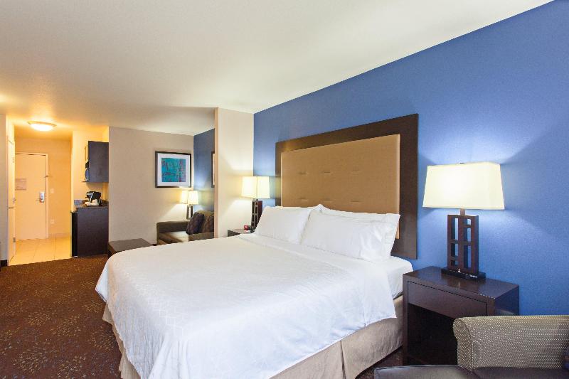 带大床的套房, Holiday Inn Express & Suites Tacoma Downtown, An Ihg