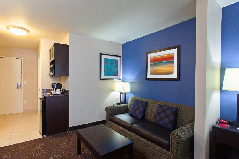 带大床的套房, Holiday Inn Express & Suites Tacoma Downtown, An Ihg