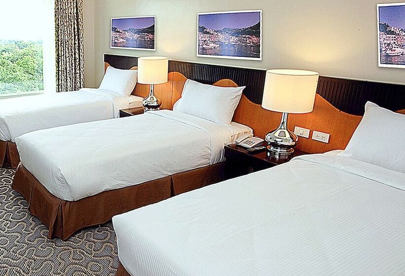 Quarto Triplo Deluxe, Elizabeth Cebu