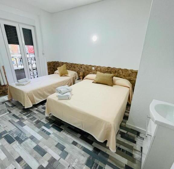 اتاق استاندارد سه تخته با سرویس بهداشتی مشترک, Hostal Noche Y Dia