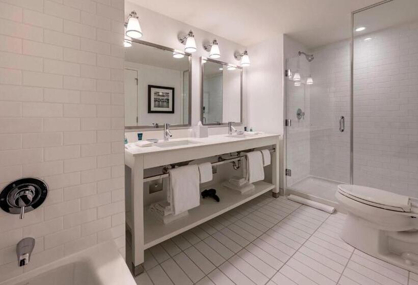 キングサイズベッドのデラックススイート, Four Points By Sheraton Kelowna Airport