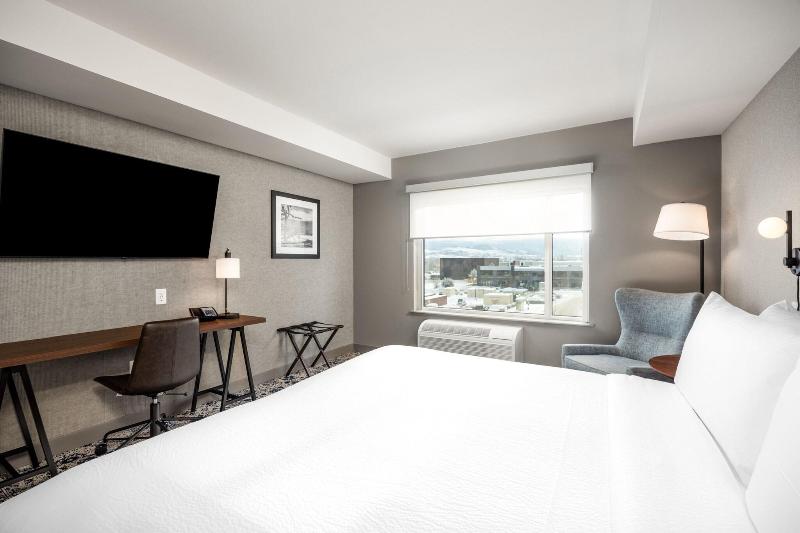 キングサイズベッドのスタンダードルーム, Four Points By Sheraton Kelowna Airport