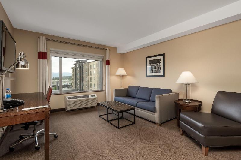 キングサイズベッドのデラックススイート, Four Points By Sheraton Kelowna Airport