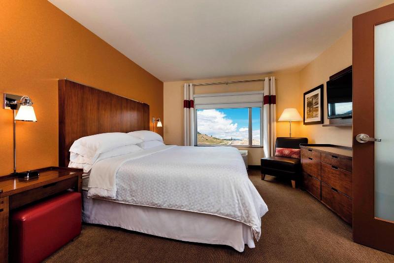 キングサイズベッドのスイートルーム, Four Points By Sheraton Kelowna Airport
