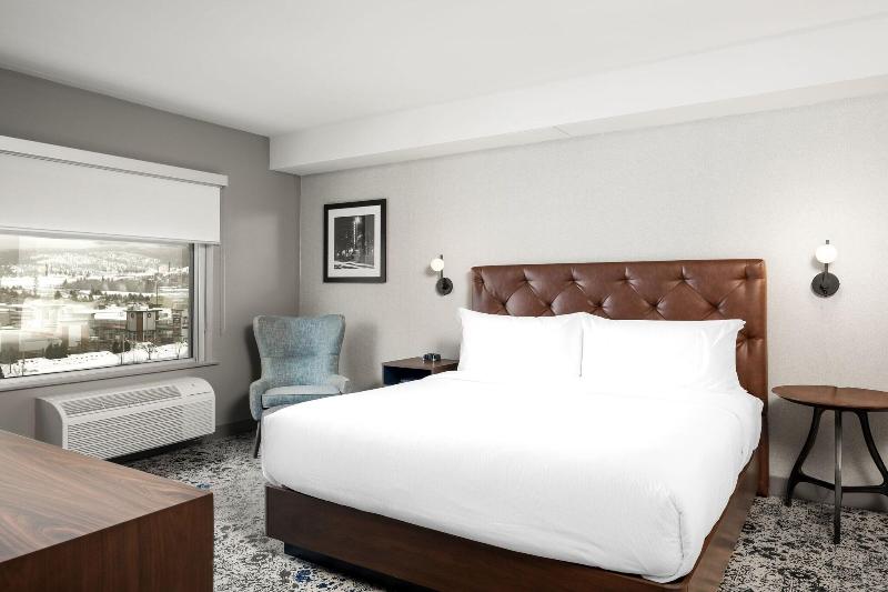 キングサイズベッドのスイートルーム, Four Points By Sheraton Kelowna Airport