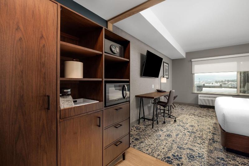 キングサイズベッドのスタンダードルーム, Four Points By Sheraton Kelowna Airport
