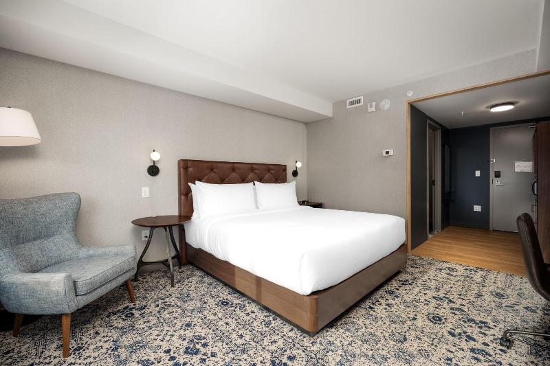 Standard Room King Size Bed, Four Points By Sheraton Kelowna Airport