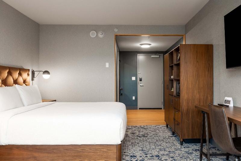 Standard Room King Size Bed, Four Points By Sheraton Kelowna Airport