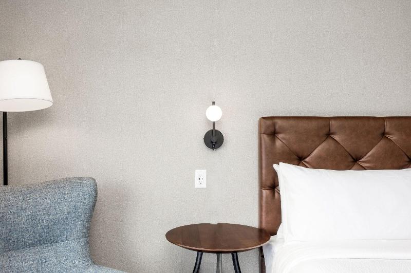 キングサイズベッドのスタンダードルーム, Four Points By Sheraton Kelowna Airport