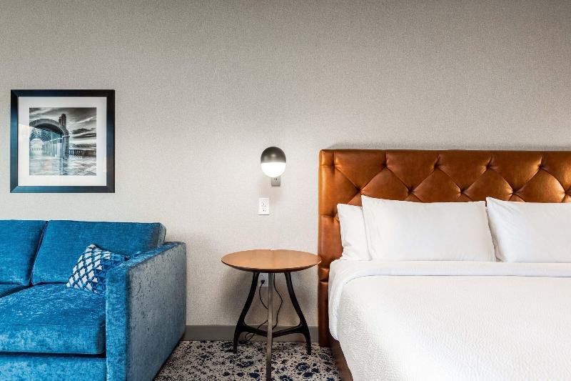 Standard Room King Size Bed, Four Points By Sheraton Kelowna Airport