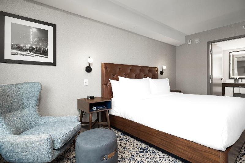 キングサイズベッドのスイートルーム, Four Points By Sheraton Kelowna Airport