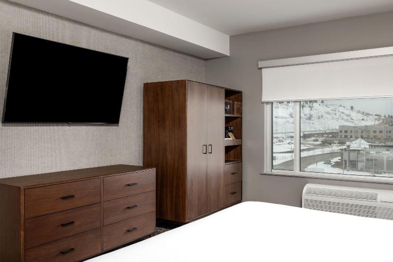 Suite King Bed, Four Points By Sheraton Kelowna Airport