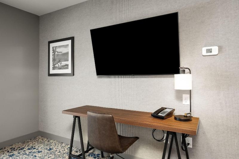 キングサイズベッドのスイートルーム, Four Points By Sheraton Kelowna Airport