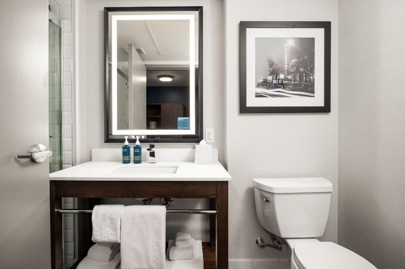 Suite King Bed, Four Points By Sheraton Kelowna Airport