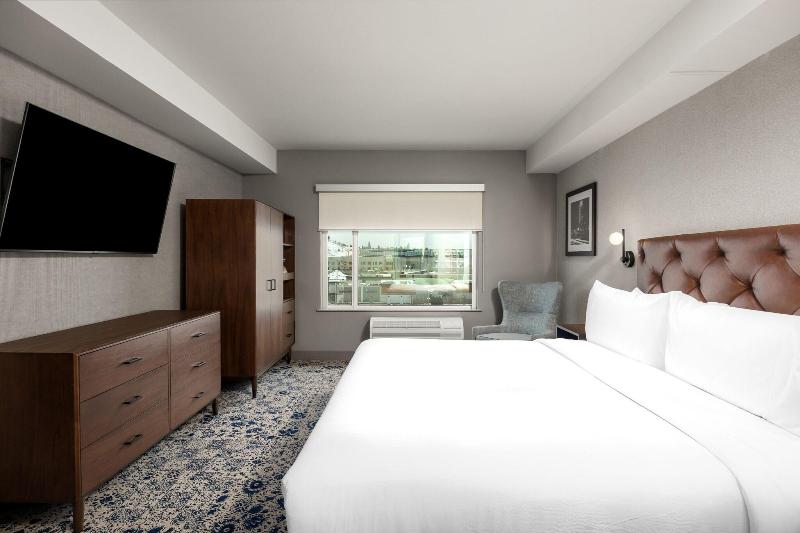 キングサイズベッドのスイートルーム, Four Points By Sheraton Kelowna Airport