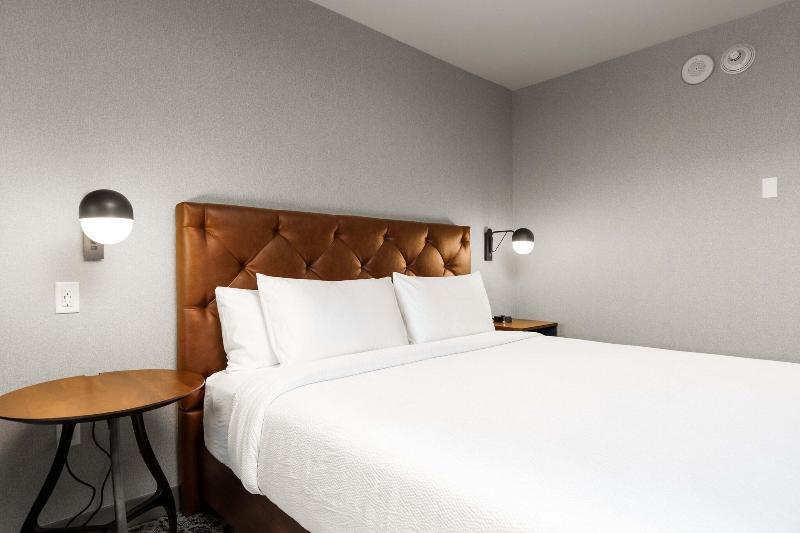 Standard Room King Size Bed, Four Points By Sheraton Kelowna Airport