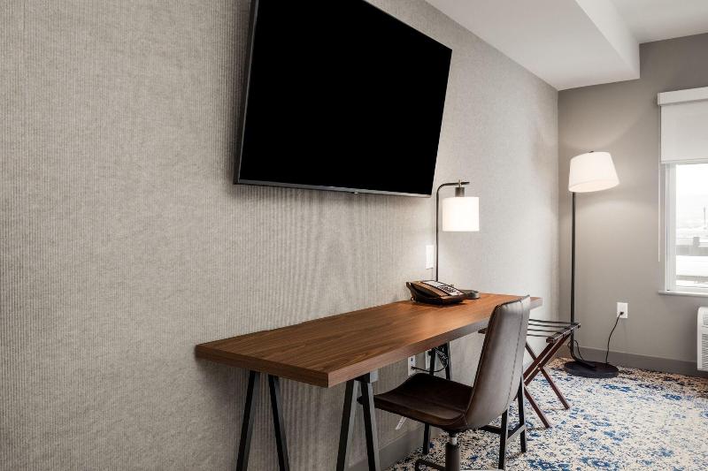 Standard Room King Size Bed, Four Points By Sheraton Kelowna Airport
