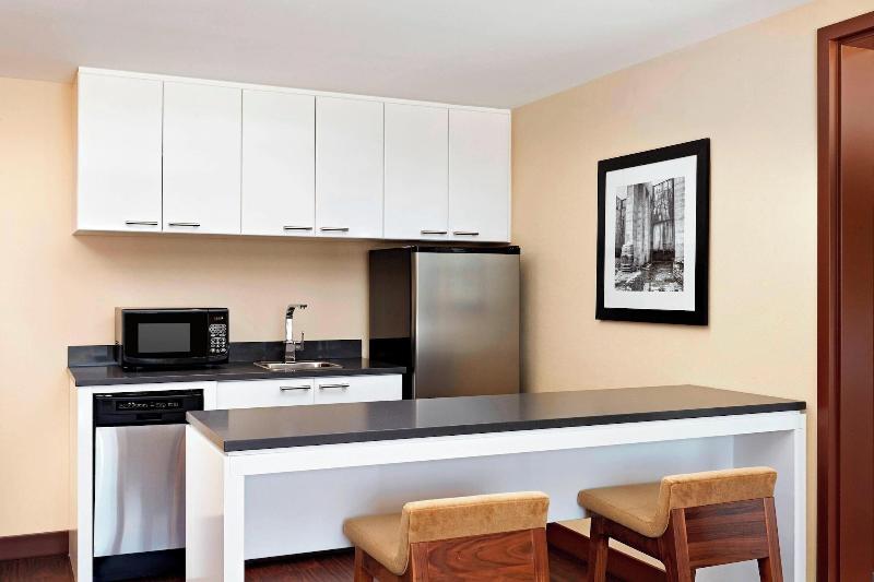 Suite King Bed, Four Points By Sheraton Kelowna Airport