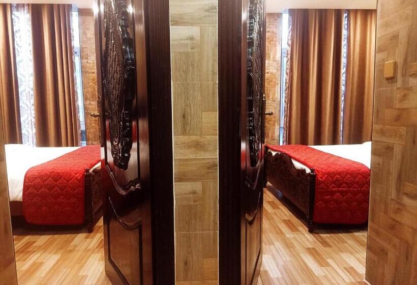 Family Suite, Hyders Park  The Luxury