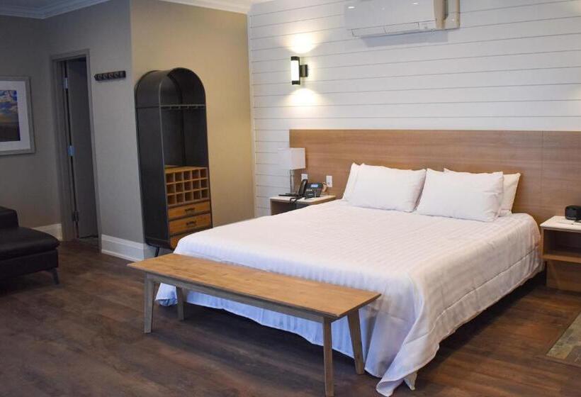 스탠다드 룸 킹사이즈 침대, Colonial Hotel & Suites