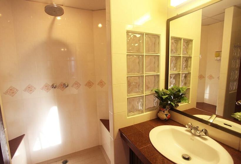 اتاق استاندارد, Paradise Inn