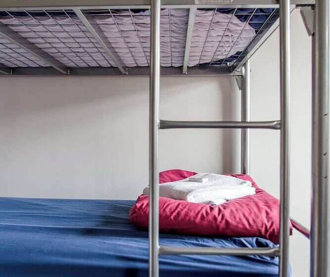Cama em Quarto Compartilhado, The Cambridge